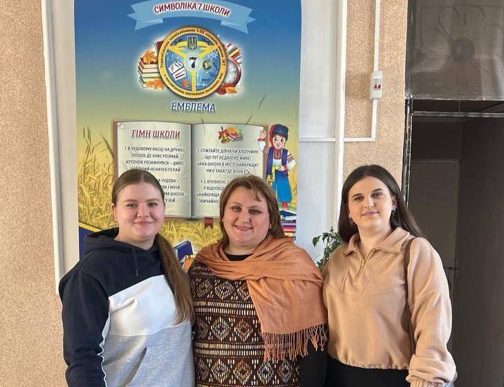  Методист Ірина Заваринська та студенти-полоністи на пропедевтичній практиці.jp